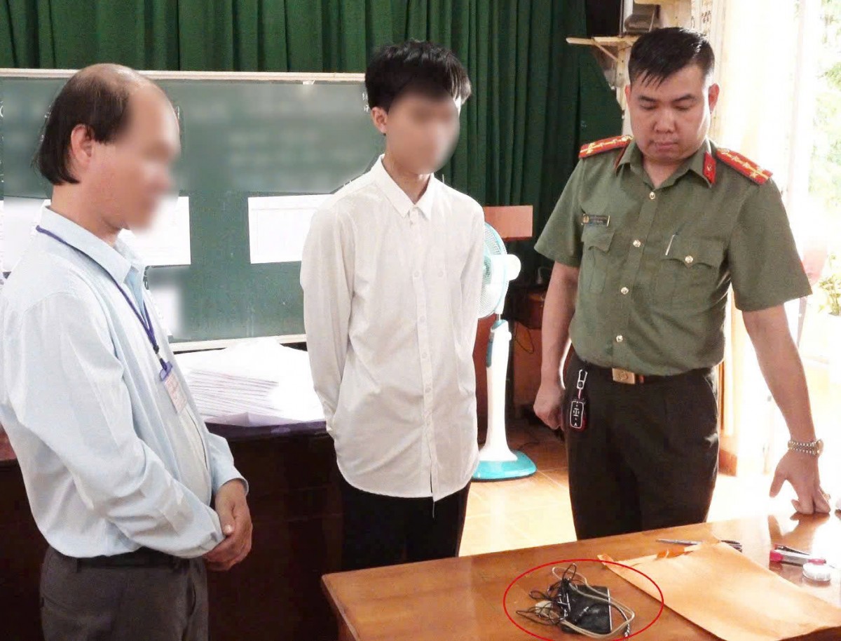 Thí sinh N.P.T.S. (18 tuổi, trú tại huyện Lâm Hà) sử dụng thiết bị công nghệ cao để gian lận. Ảnh: Công an cung cấp Thí sinh N.P.T.S. (18 tuổi, trú tại huyện Lâm Hà) sử dụng thiết bị công nghệ cao để gian lận. Ảnh: Công an cung cấp