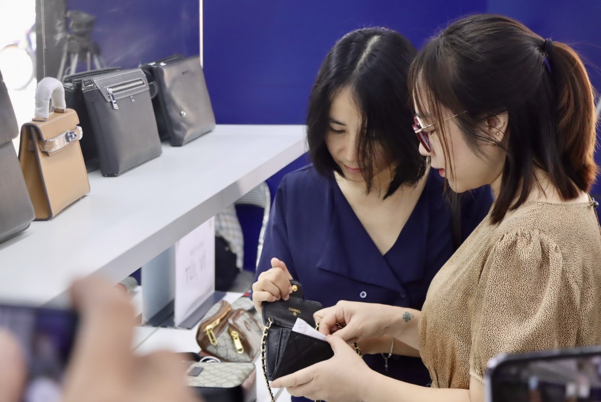 Hơn 300 sản phẩm vi phạm được trưng bày trong Tháng cao điểm chống hàng giả