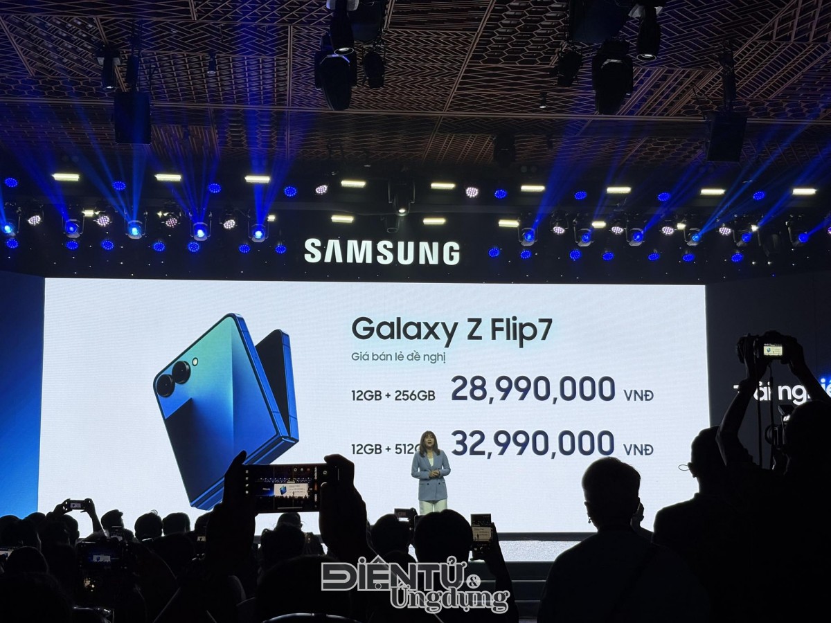 Trên tay nhanh Samsung Galaxy Z Flip7 vừa ra mắt toàn cầu Trên tay nhanh Samsung Galaxy Z Flip7 vừa ra mắt toàn cầu