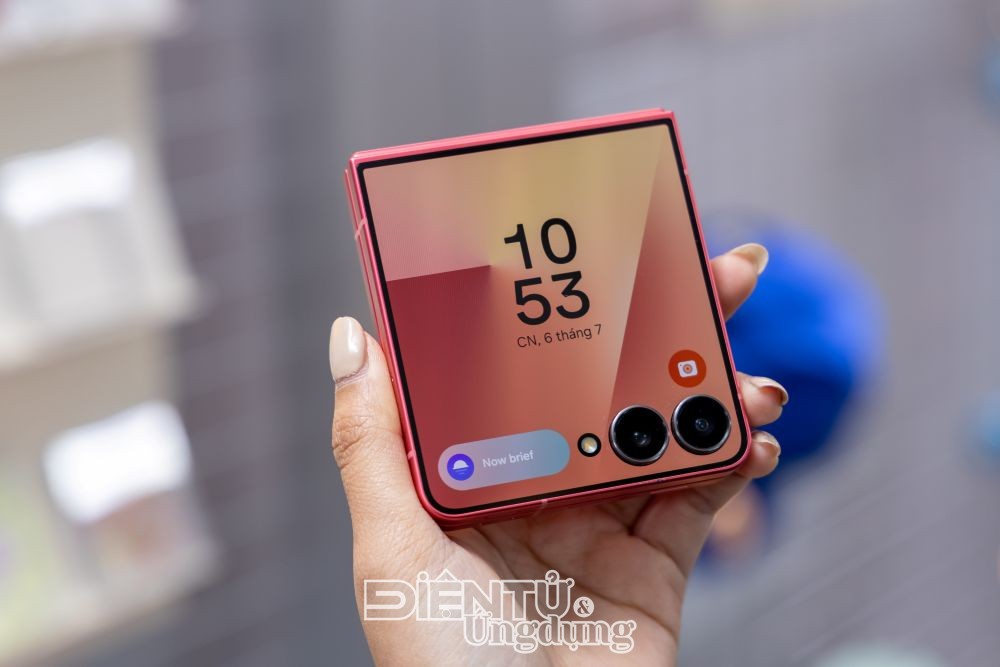 Trên tay nhanh Samsung Galaxy Z Flip7 vừa ra mắt toàn cầu