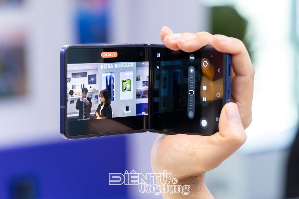 Trên tay nhanh Samsung Galaxy Z Flip7 vừa ra mắt toàn cầu