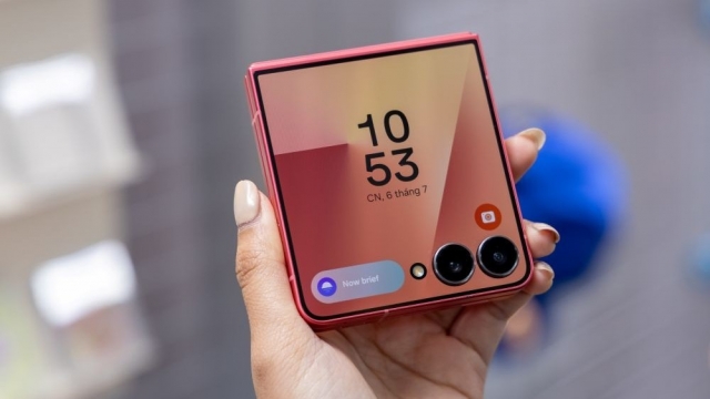 Trên tay nhanh Samsung Galaxy Z Flip7 vừa ra mắt toàn cầu