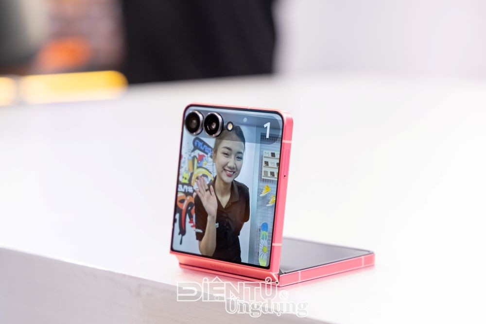 Trên tay nhanh Samsung Galaxy Z Flip7 vừa ra mắt toàn cầu