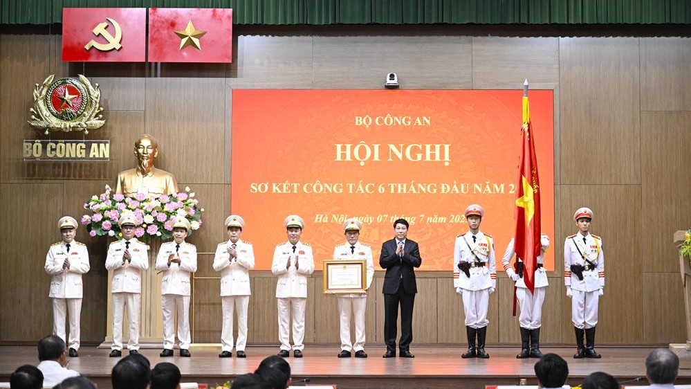 Bộ trưởng Bộ Công an và 3 Thứ trưởng nhận Huân chương cao quý