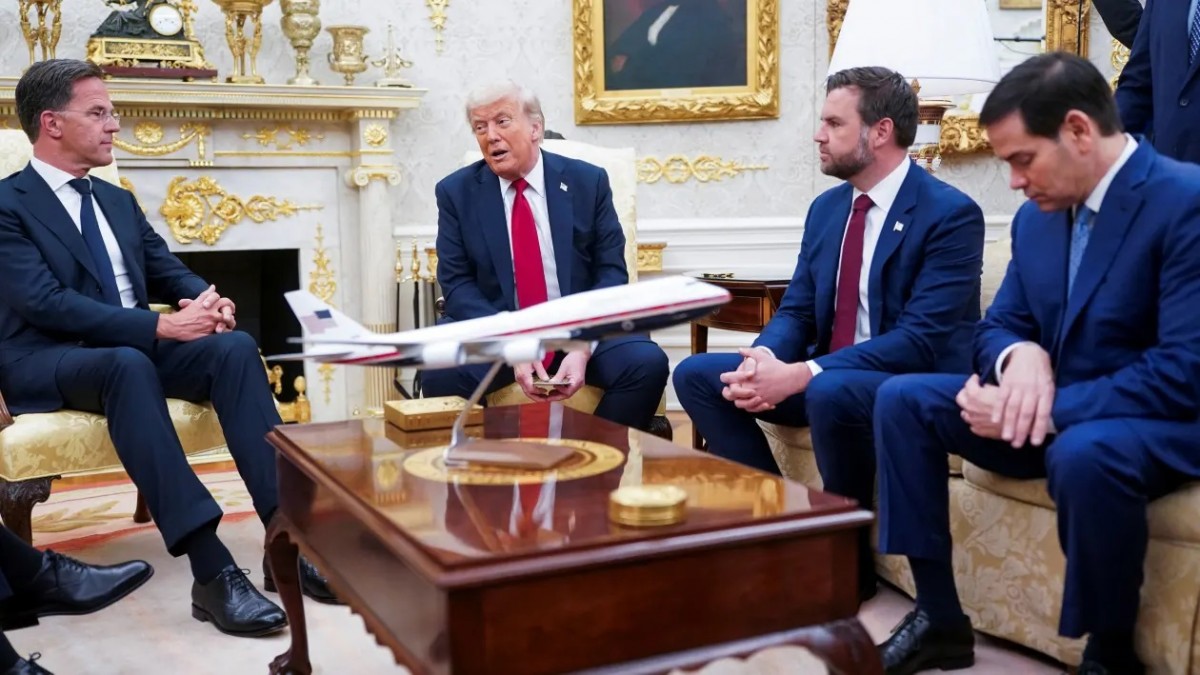 “Chúng tôi sẽ áp dụng mức thuế quan rất nghiêm ngặt, nếu không đạt được thỏa thuận trong vòng 50 ngày, mức thuế quan khoảng 100%, họ gọi đó là thuế quan thứ cấp”, Trump phát biểu tại Nhà Trắng.