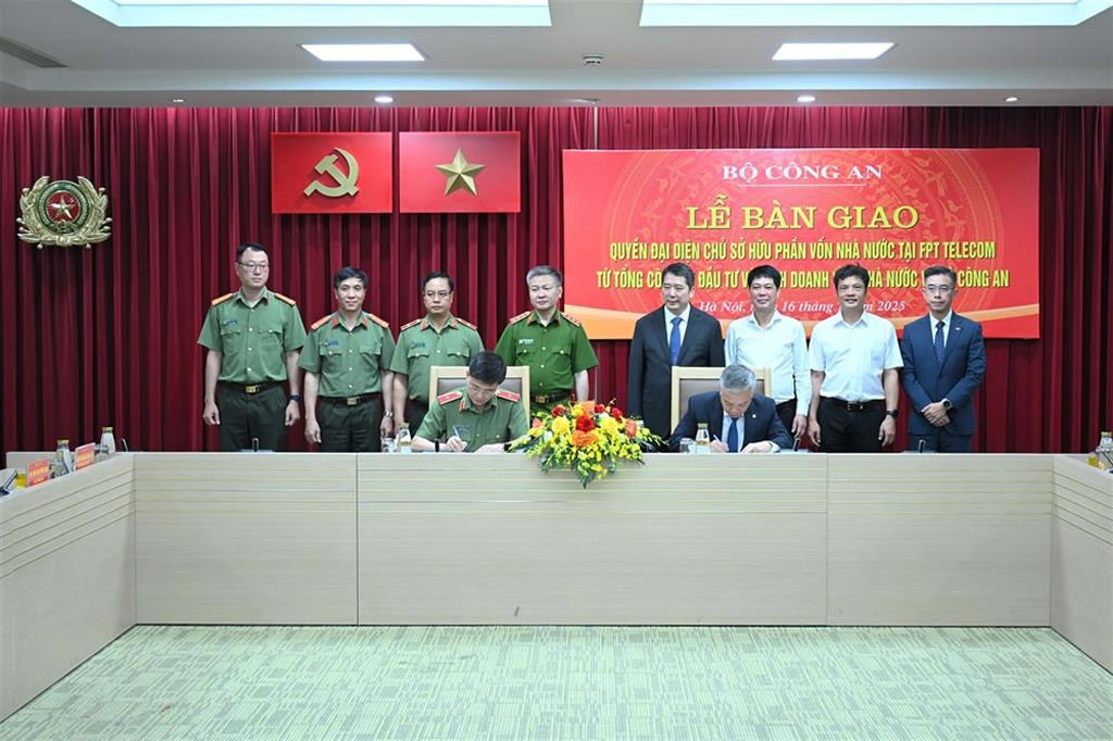 Thiếu tướng Phạm Trường Giang, Cục trưởng Cục Kế hoạch và Tài chính - Bộ Công an và đồng chí Nguyễn Quốc Huy, Thành viên Hội đồng thành viên, Tổng Giám đốc SCIC đã ký kết biên bản bàn giao quyền đại diện chủ sở hữu phần vốn nhà nước tại FPT Telecom từ SCIC về Bộ Công an.