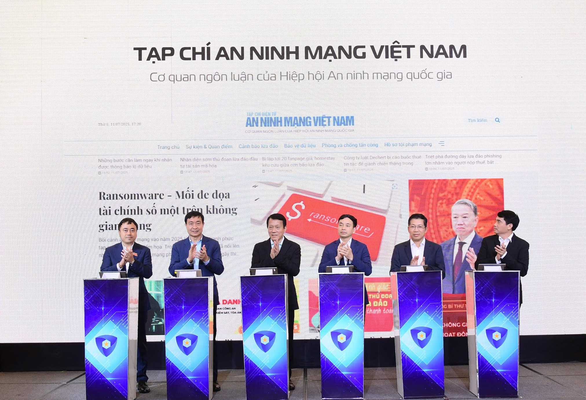 Đại tướng Lương Tam Quang cùng các đại biểu nhấn nút chính thức ra mắt tạp chí điện tử An ninh mạng Việt Nam