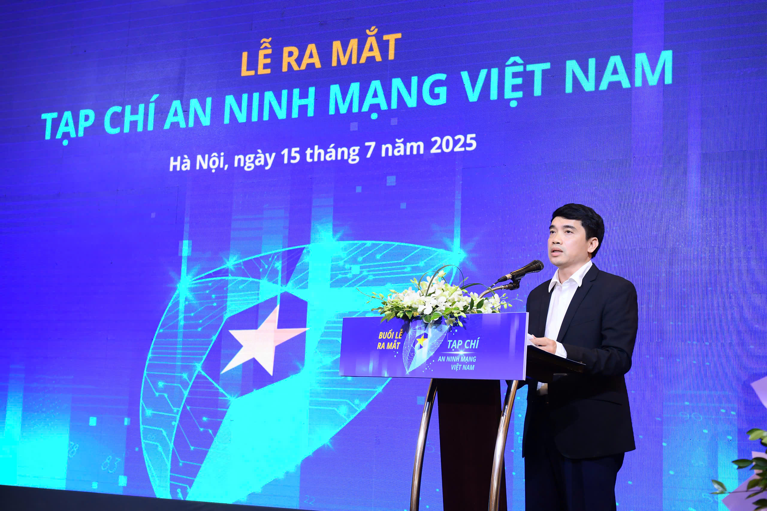 Ông Nguyễn Tất Hồng Dương - Tổng biên tập Tạp chí điện tử An ninh mạng Việt Nam phát biểu nhận nhiệm vụ