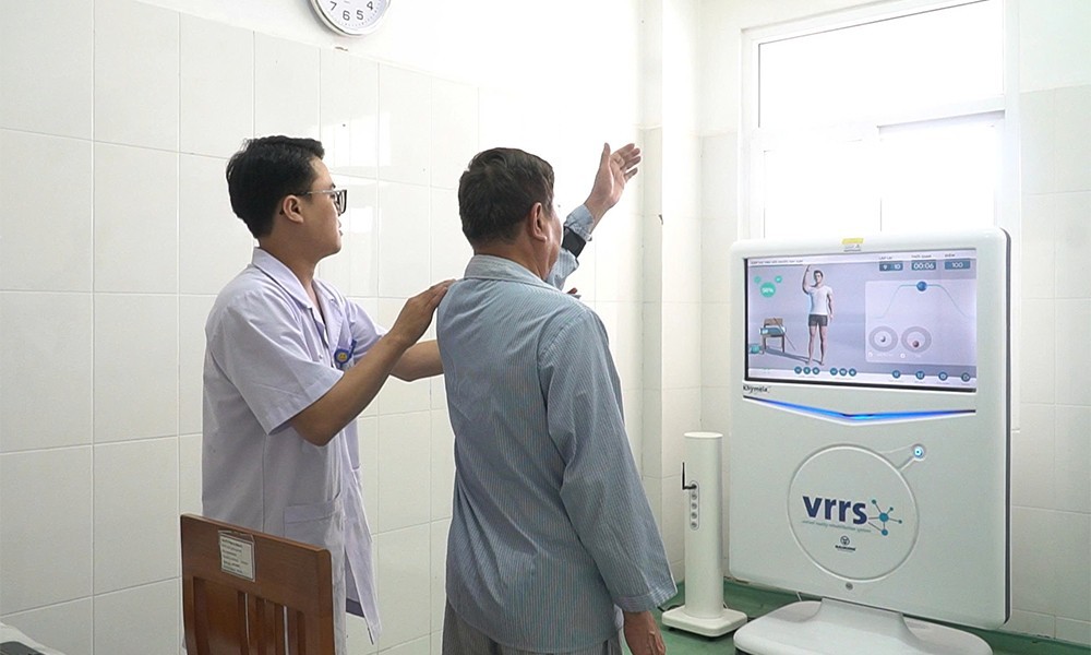 Hệ thống tập phục hồi chức năng thực tế ảo cảm biến từ 3D tại bệnh viện C Đà 