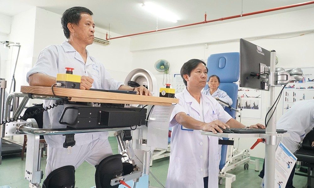 Hệ thống robot tập dáng đi MRG-P100 tại bệnh viện C Đà Nẵng.