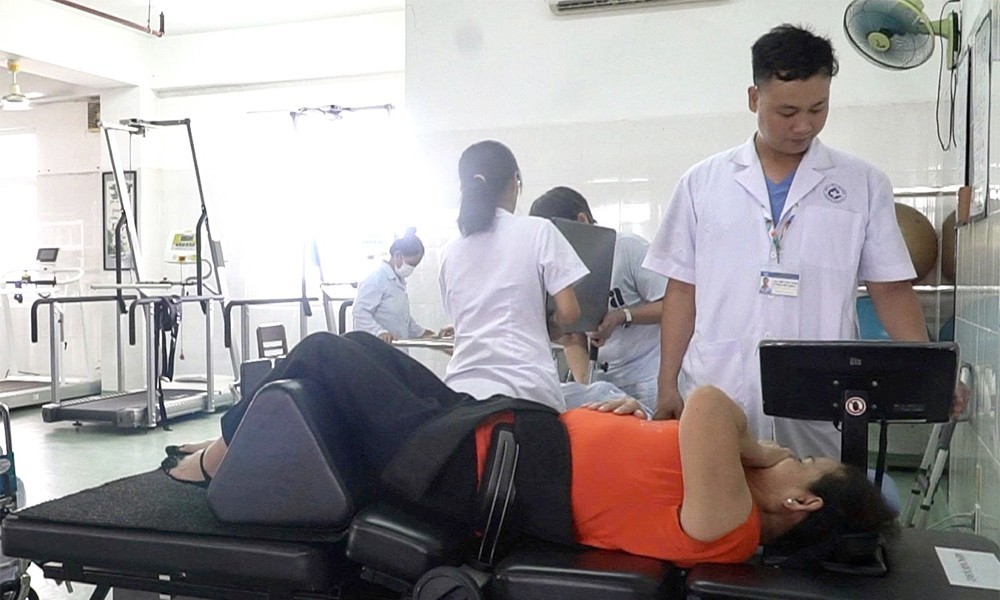 Hệ thống máy giảm áp lực đĩa đệm cột sống của bệnh viện.