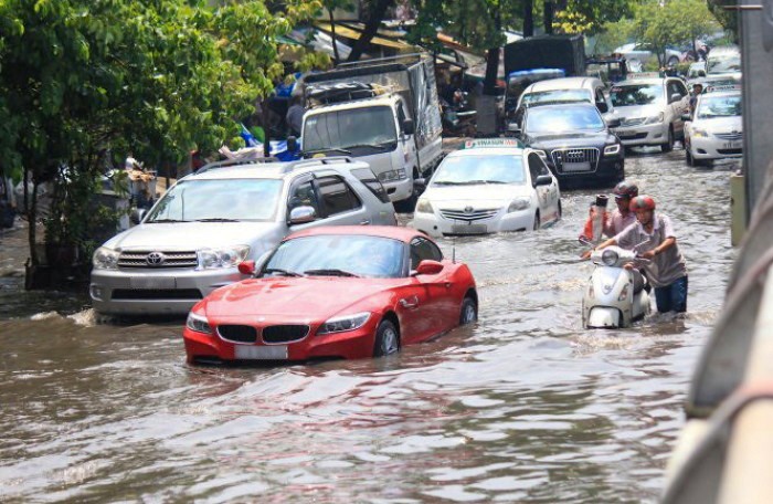 Nguyên tắc lái xe qua vùng nước ngập không lo chết máy
