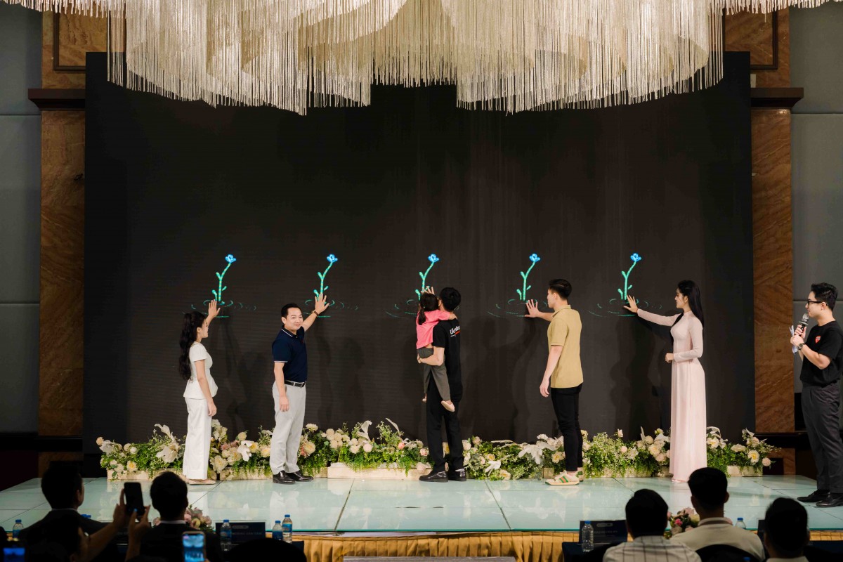 Đội ngũ Xoá “Bớt” Cho Em cùng đơn vị và đại sứ đồng hành thực hiện Kick - off, viết tiếp hành trình mùa 2. 