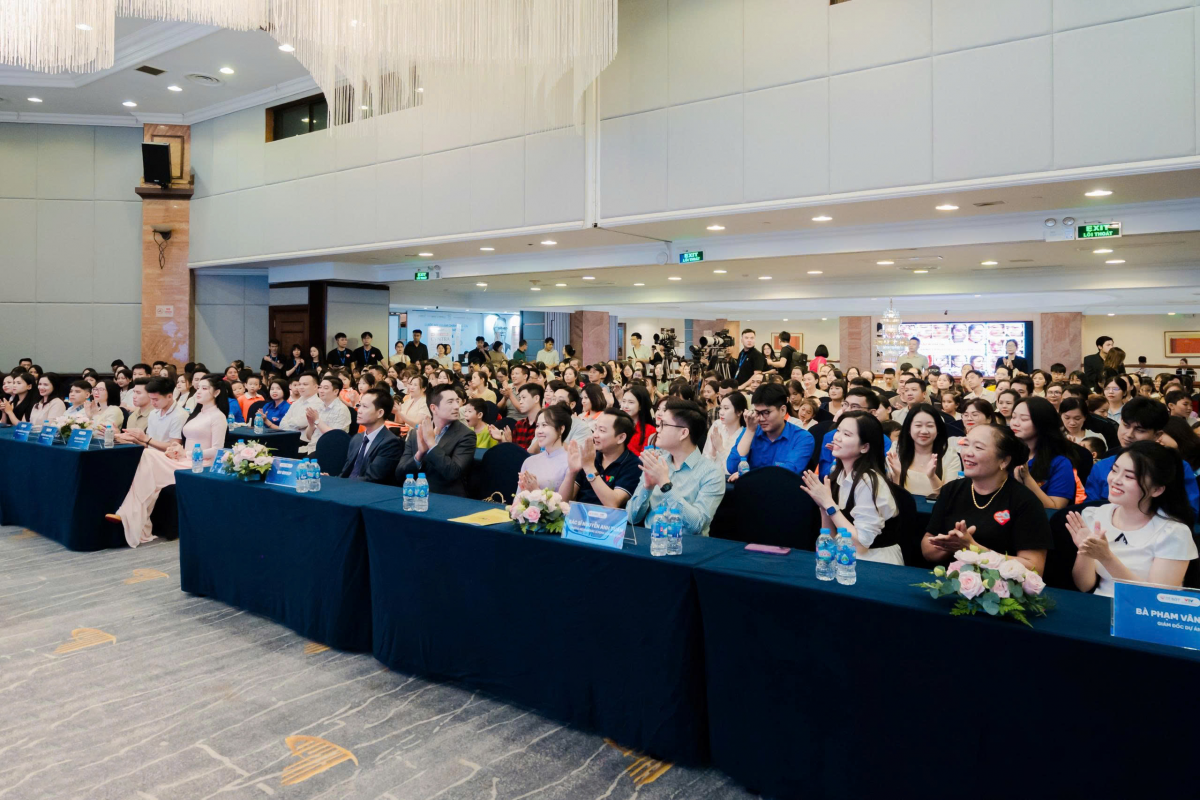 Gala thu hút đông đảo sự lan toả của dàn cầu thủ, Á hậu Huyền My, KOL - KOC và các bác sĩ. 