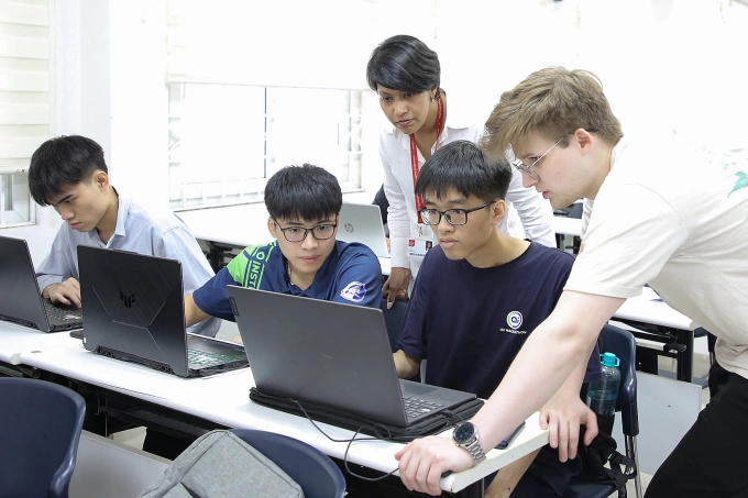 Sinh viên trường Đại học Công nghệ và Đại học South Wales (Vương quốc Anh) giao lưu trong một sự kiện diễn ra tuần trước. Ảnh: Vnexpress.