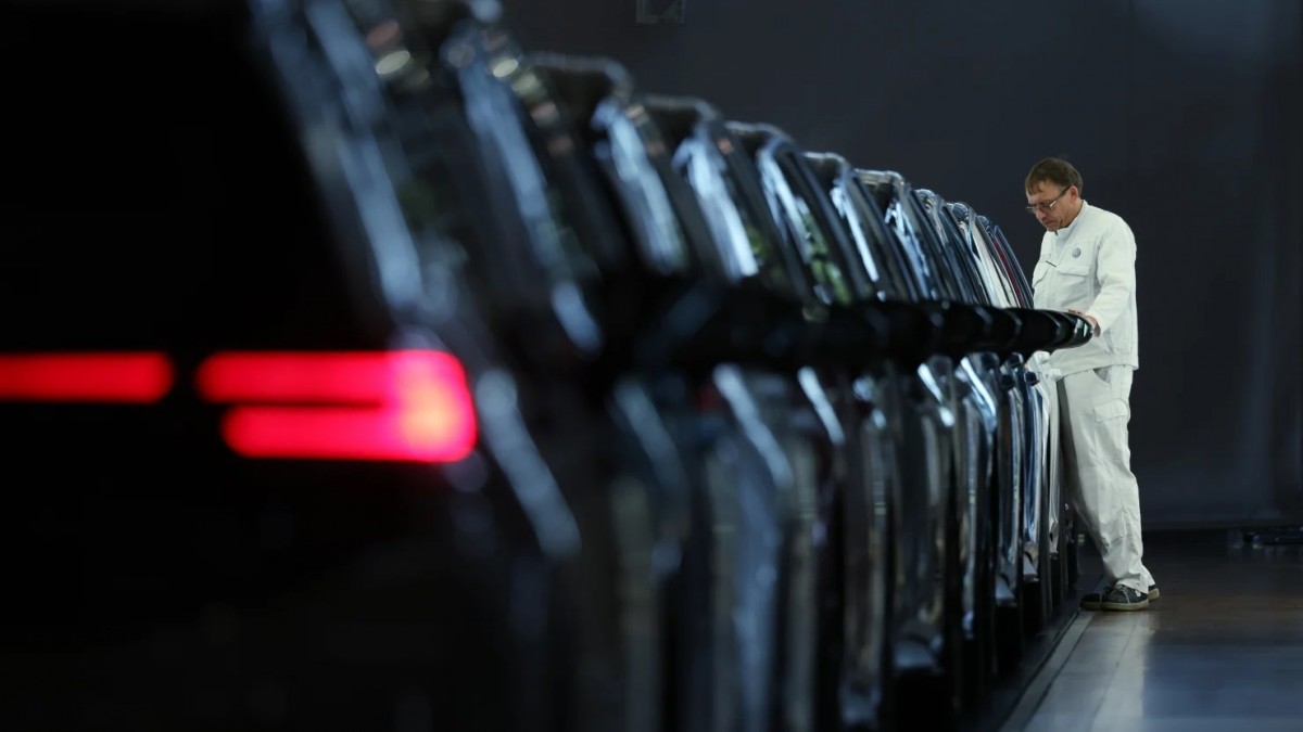 Hãng sản xuất ô tô khổng lồ của Đức Volkswagen đã công bố lợi nhuận quý 2 giảm mạnh, chủ yếu do chi phí cao từ việc tăng thuế nhập khẩu của Hoa Kỳ. Hãng sản xuất ô tô khổng lồ của Đức Volkswagen đã công bố lợi nhuận quý 2 giảm mạnh, chủ yếu do chi phí cao từ việc tăng thuế nhập khẩu của Hoa Kỳ.