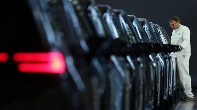 Volkswagen hạ dự báo lợi nhuận do thuế quan Mỹ, lợi nhuận quý II giảm mạnh