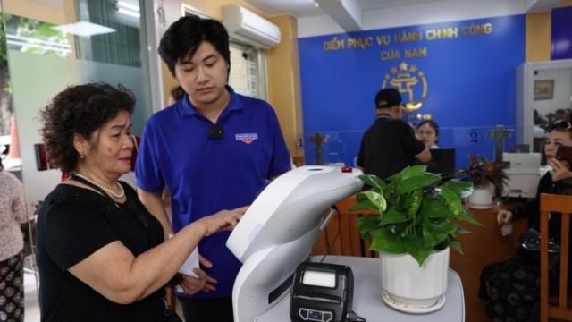 Triển khai robot cùng một loạt tiện ích miễn phí phục vụ người dân, doanh nghiệp thực hiện thủ tục hành chính