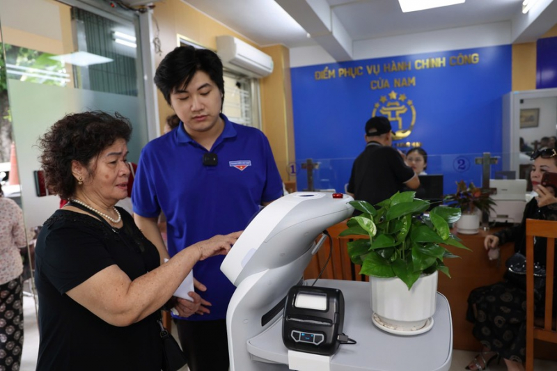 Triển khai robot cùng một loạt tiện ích miễn phí phục vụ người dân, doanh nghiệp thực hiện thủ tục hành chính- Ảnh 1.