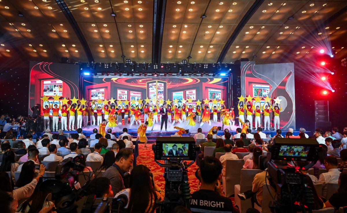 Báo chí Việt Nam một thế kỷ: Từ báo Thanh niên đến kỷ nguyên số Báo chí Việt Nam một thế kỷ: Từ báo Thanh niên đến kỷ nguyên số