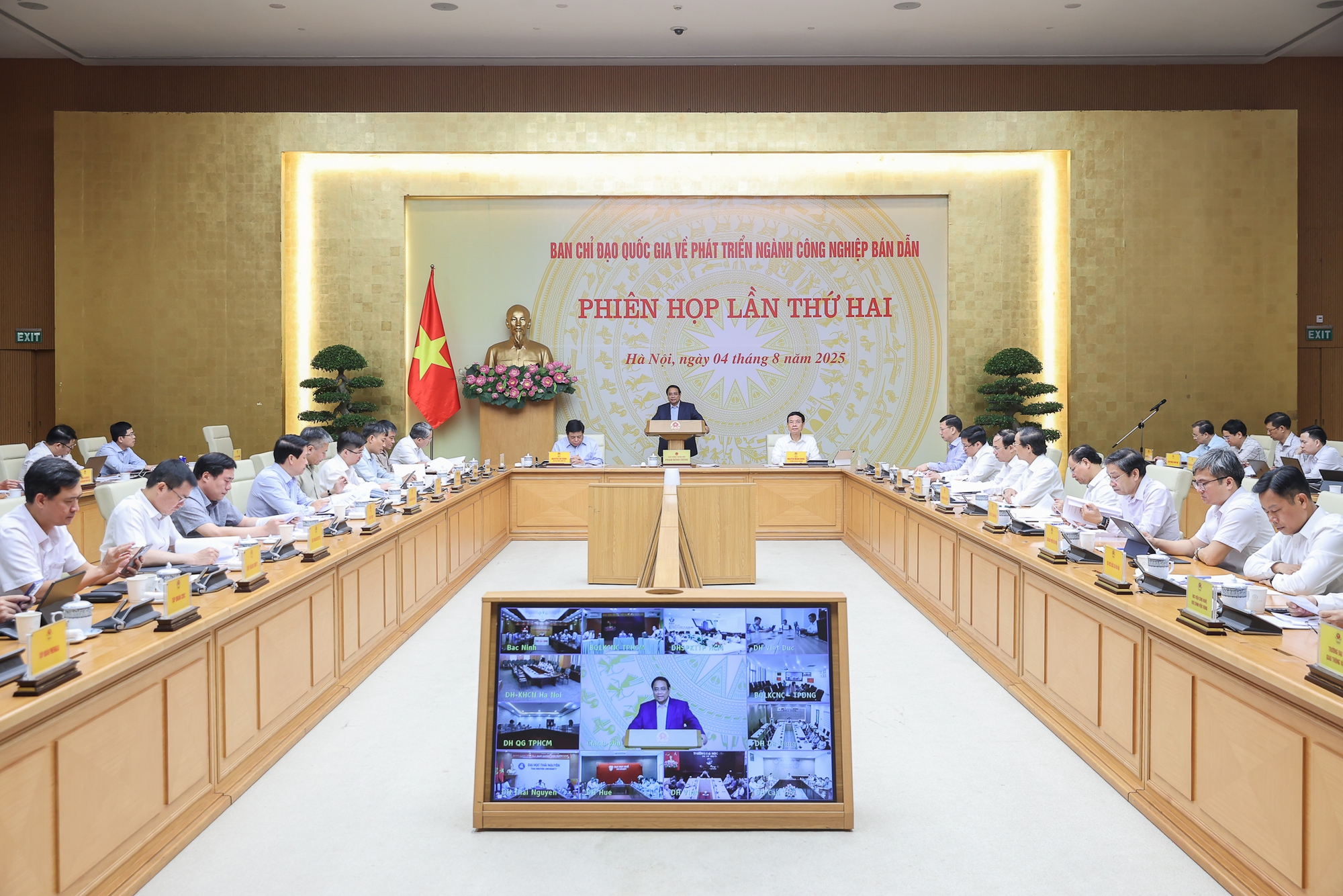 Thủ tướng: Chậm nhất tới 2027 phải thiết kế, chế tạo, kiểm thử một số chíp bán dẫn cần thiết- Ảnh 2.