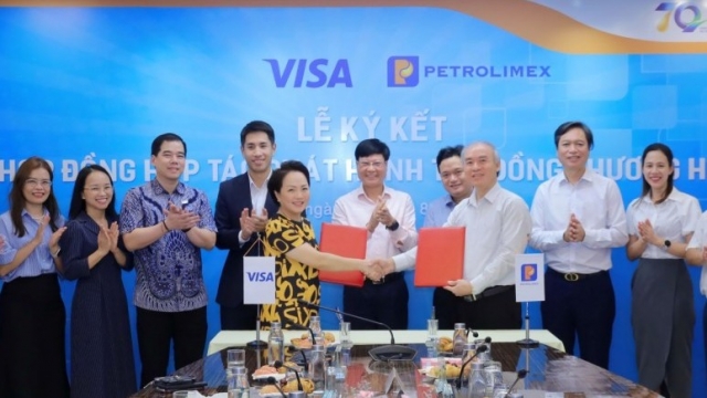 Visa và Petrolimex ra mắt thẻ đồng thương hiệu