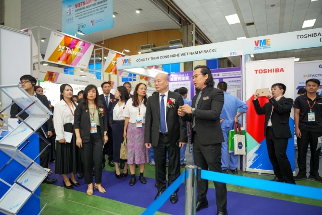 Khai mạc chuỗi triển lãm về công nghiệp chế tạo và công nghiệp hỗ trợ