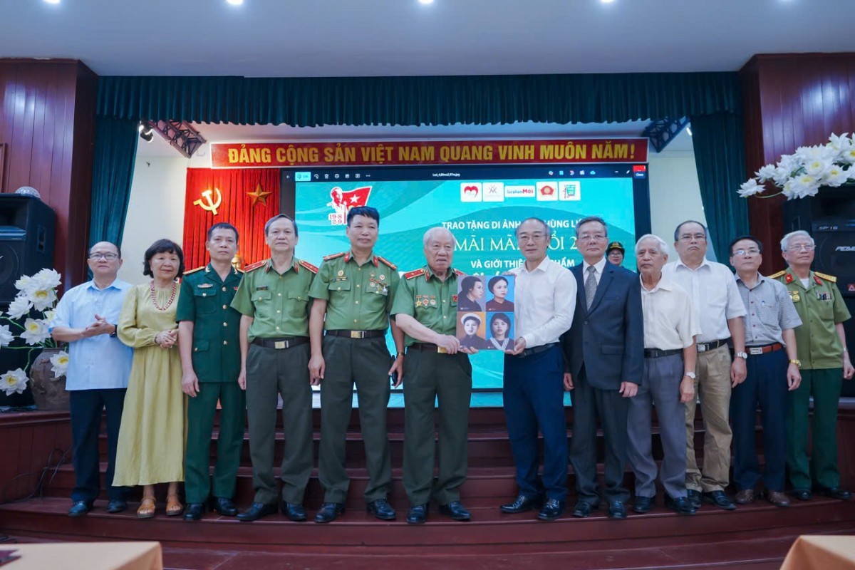 Bảo tàng Phụ nữ Việt Nam tiếp nhận nhiều di ảnh quý của các Anh hùng - Liệt sỹ