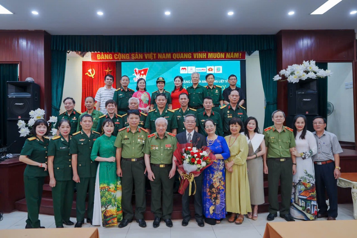 Bảo tàng Phụ nữ Việt Nam tiếp nhận nhiều di ảnh quý của các Anh hùng - Liệt sỹ