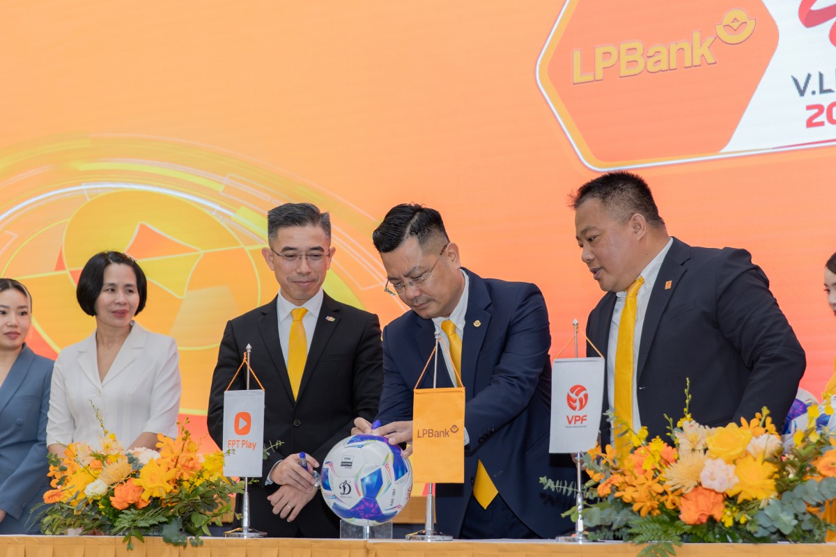 LPBank là nhà tài trợ chính Giải Bóng đá Vô địch Quốc gia LPBank mùa thứ 2 liên tiếp LPBank là nhà tài trợ chính Giải Bóng đá Vô địch Quốc gia LPBank mùa thứ 2 liên tiếp