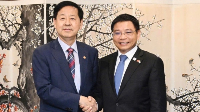 Bộ trưởng Bộ Tài chính Nguyễn Văn Thắng làm việc với Phó Thủ tướng Hàn Quốc Koo Yun Cheol