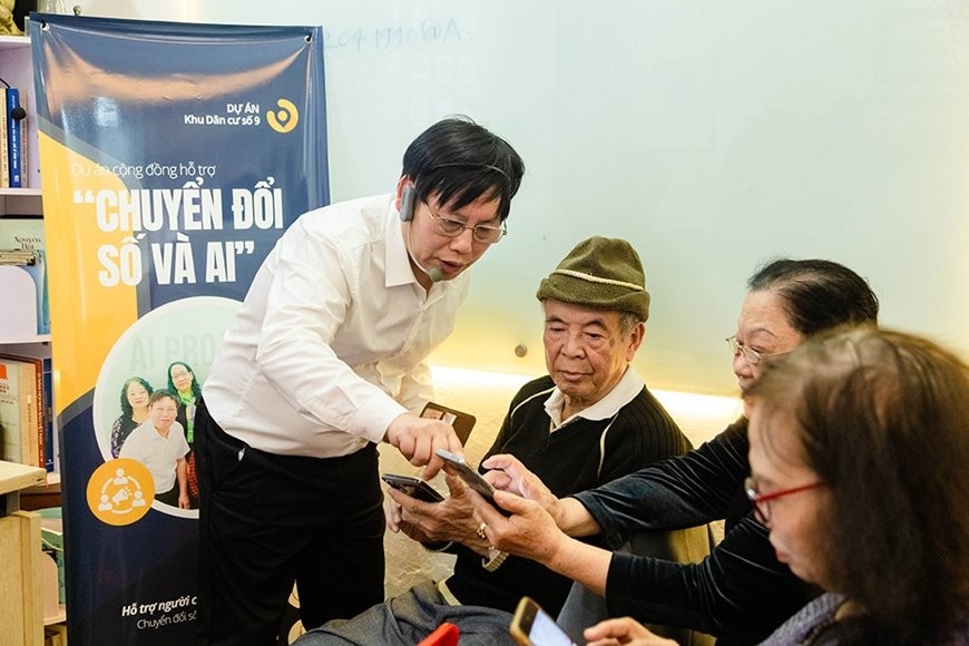 Lớp học “Chuyển đổi số và AI” dành cho người cao tuổi của thầy Đinh Ngọc Sơn. Ảnh: Báo Quân đội Nhân dân.