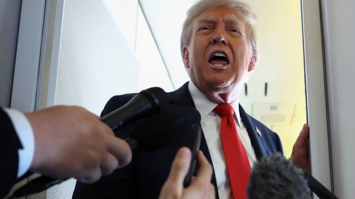 Tổng thống Hoa Kỳ Donald Trump phát biểu với các phóng viên trên chuyên cơ Không lực Một trên đường tới Alaska để gặp Tổng thống Nga Vladimir Putin nhằm đàm phán chấm dứt chiến tranh ở Ukraine, Hoa Kỳ Tổng thống Hoa Kỳ Donald Trump phát biểu với các phóng viên trên chuyên cơ Không lực Một trên đường tới Alaska để gặp Tổng thống Nga Vladimir Putin nhằm đàm phán chấm dứt chiến tranh ở Ukraine, Hoa Kỳ