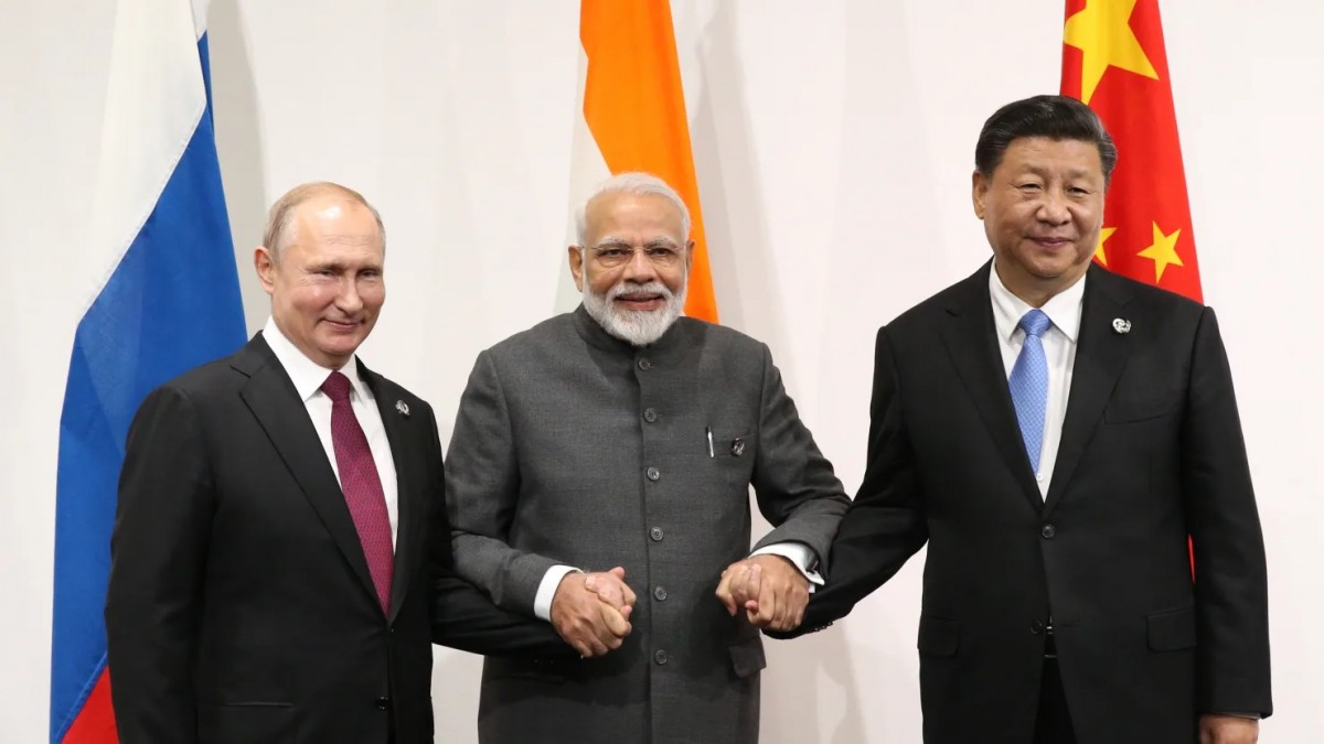 Họ cho biết Trump đang tìm cách tối đa hóa ảnh hưởng của mình để đảm bảo một thỏa thuận thương mại với New Delhi và một hiệp định ngừng bắn với Putin.chương trình nghị sự của Trump chủ yếu nhằm mục đích giành lợi thế từ các đối tác thương mại.