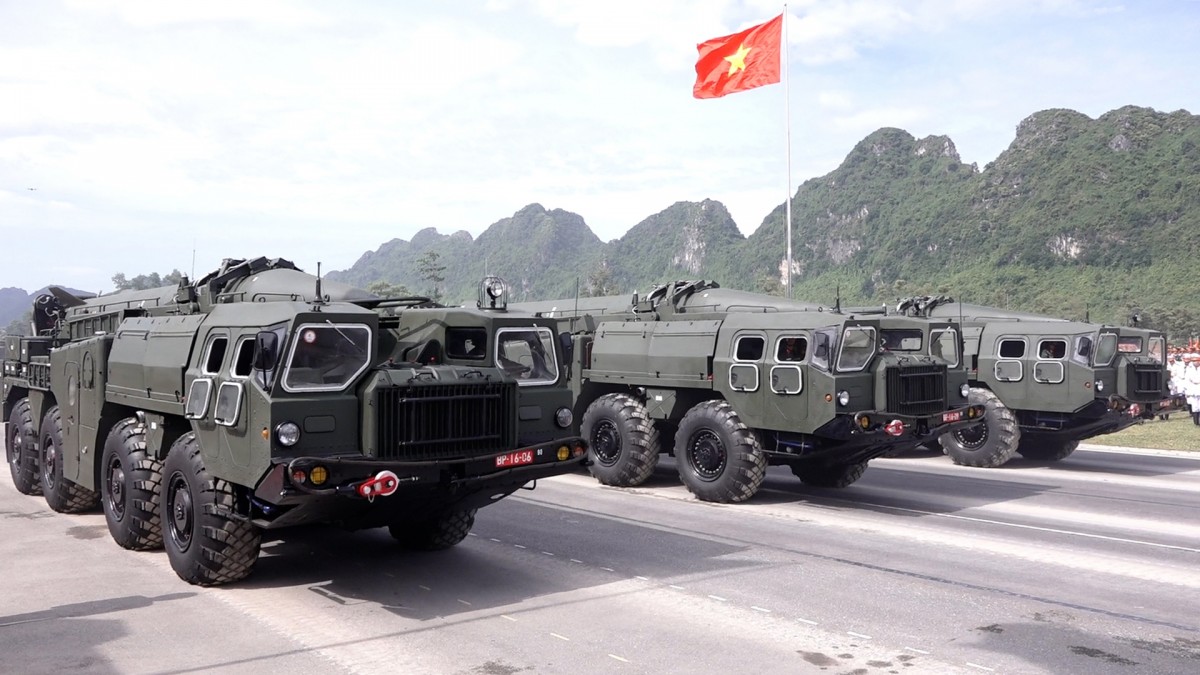 Ngắm dàn xe tăng, tên lửa tại buổi hợp luyện tối 21/8