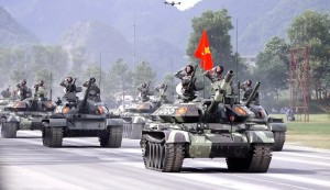 Ngắm dàn xe tăng, tên lửa tại buổi hợp luyện tối 21/8