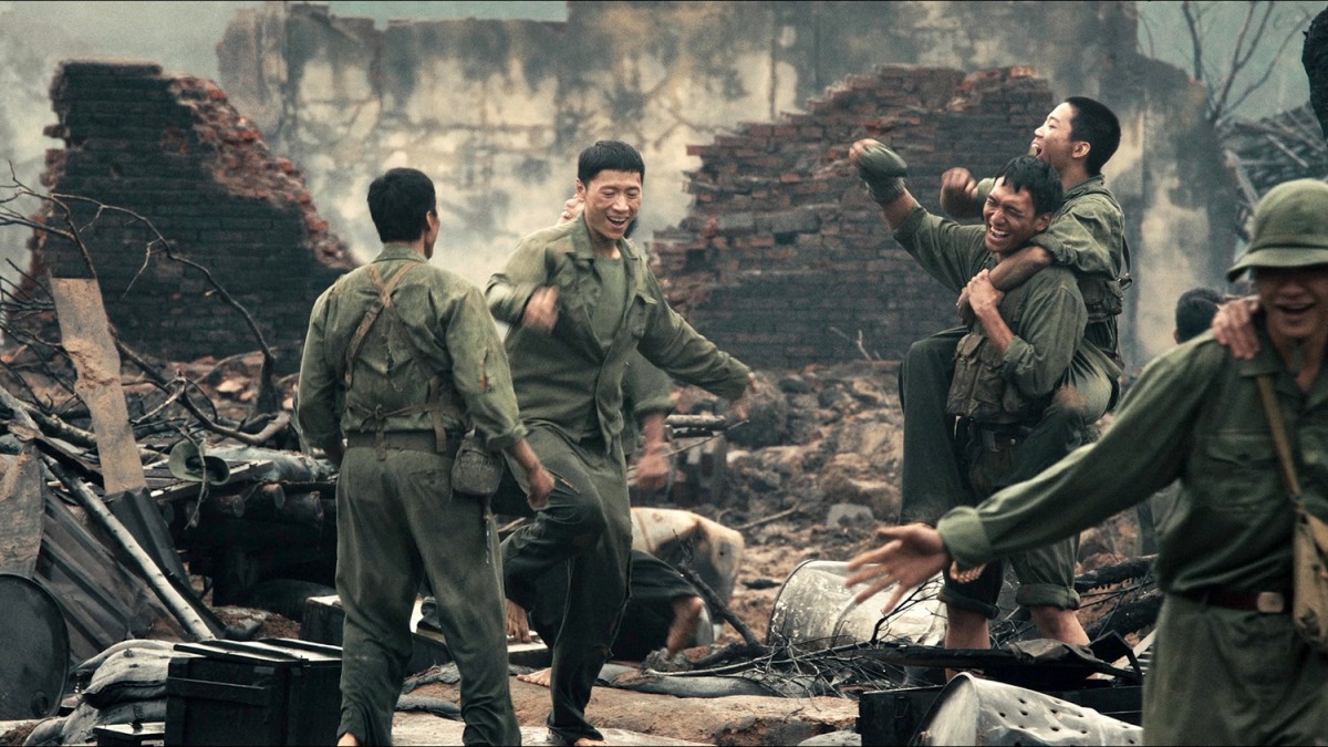 Khán giả nghẹn ngào khi xem phim ‘Mưa đỏ’
