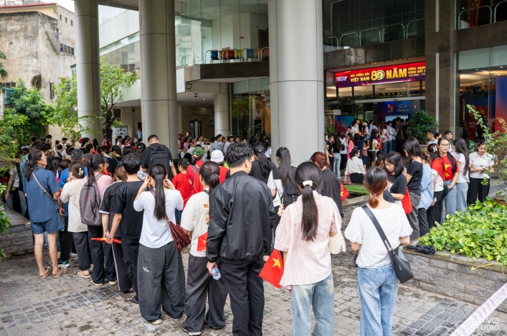 Hàng dài người dân xếp hàng tại Đài Tiếng Nói Việt Nam (VOV) để chờ trải nghiệm tại chương trình “Trở về thời khắc thiêng liêng”.