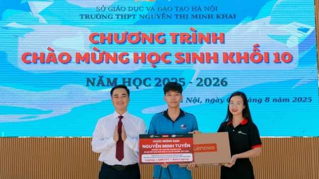 Nhân mùa tựu trường, FPT Shop trao 30 combo công nghệ cho tân sinh viên xuất sắc