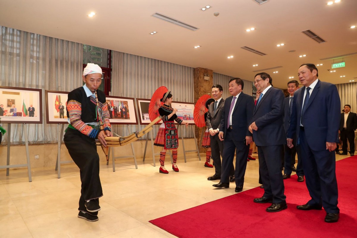 Ngành Văn hóa Việt Nam 80 năm đồng hành cùng sự nghiệp cách mạng vẻ vang của Đảng và dân tộc Ngành Văn hóa Việt Nam 80 năm đồng hành cùng sự nghiệp cách mạng vẻ vang của Đảng và dân tộc