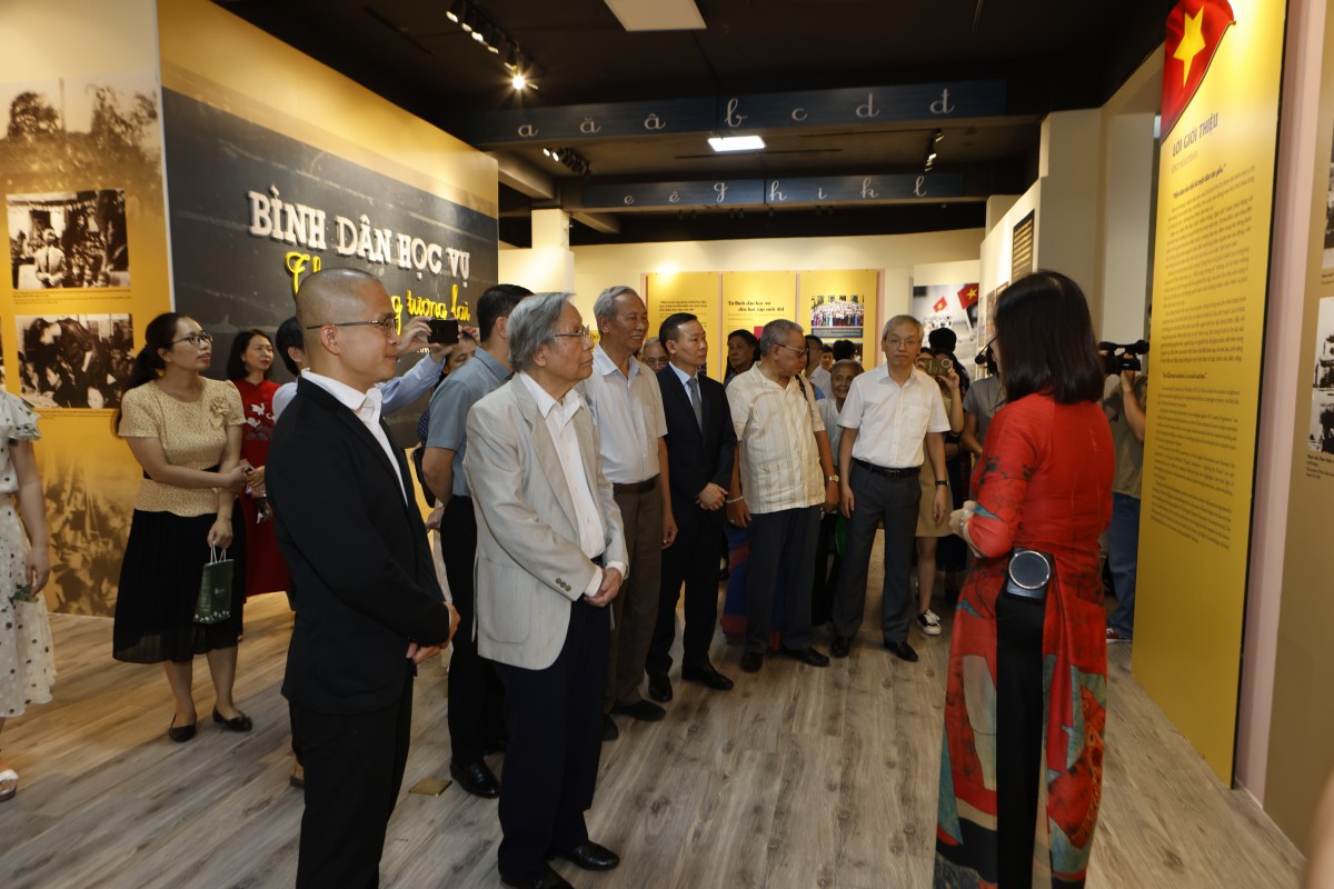 Khai mạc trưng bày chuyên đề “Bình dân học vụ - Thắp sáng tương lai”