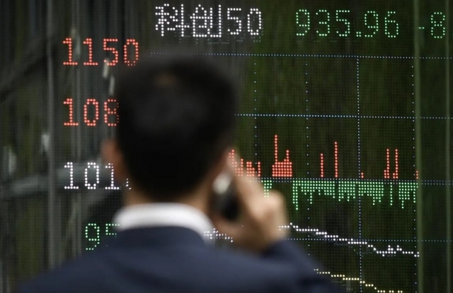 Tiết kiệm hộ gia đình Trung Quốc thúc đẩy chứng khoán tăng vọt: CSI 300 ghi nhận đỉnh cao mới