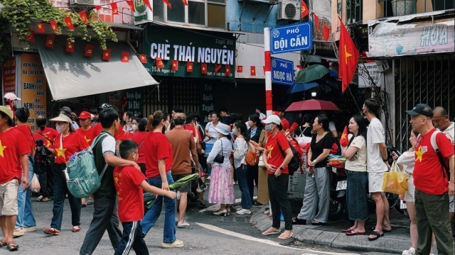 Hàng dài người dân háo hức xếp hàng chờ xem lễ sơ duyệt 27/8