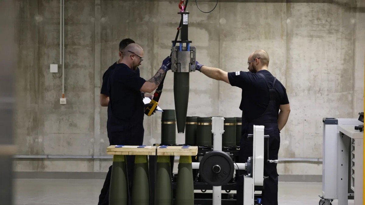 Tổng giám đốc điều hành Rheinmetall, Armin Papperger, nói với CNBC rằng công ty phải hành động “nhanh chóng” để giúp châu Âu bắt kịp sản lượng đạn pháo của Nga. Tổng giám đốc điều hành Rheinmetall, Armin Papperger, nói với CNBC rằng công ty phải hành động “nhanh chóng” để giúp châu Âu bắt kịp sản lượng đạn pháo của Nga.