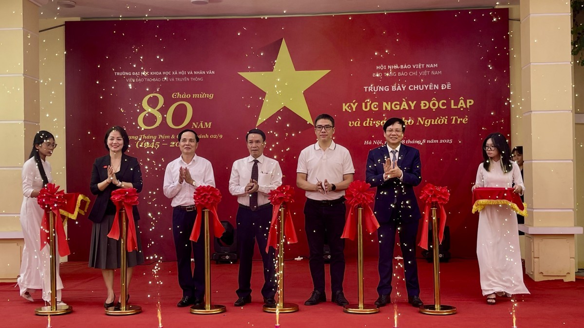 Khai mạc trưng bày chuyên đề