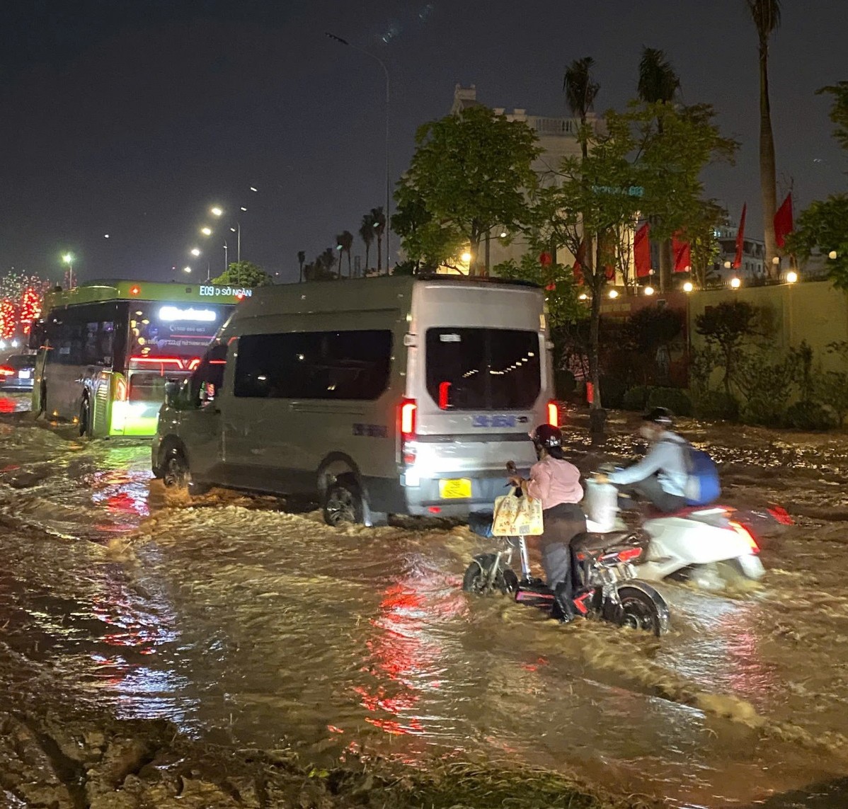 Ngập lối vào KĐT Vinsmart city: 4 ngày nay tôi chưa về nhà