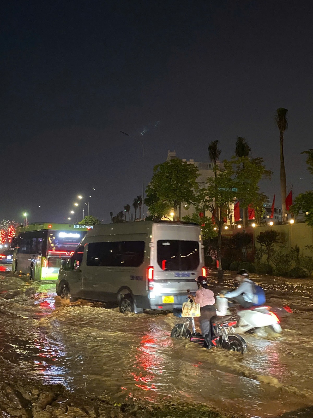 Ngập lối vào Vinsmart city: 4 ngày nay tôi chưa về nhà