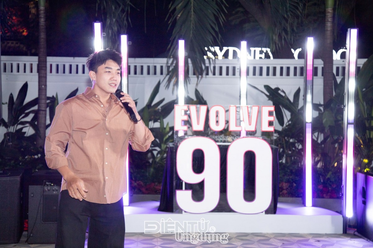 Electro-Voice ra mắt loa cột khổng lồ EVOLVE 90