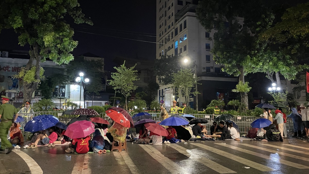 Người dân háo hức chờ xem Khối khí tài, xe bánh lốp ngày Tổng duyệt A80
