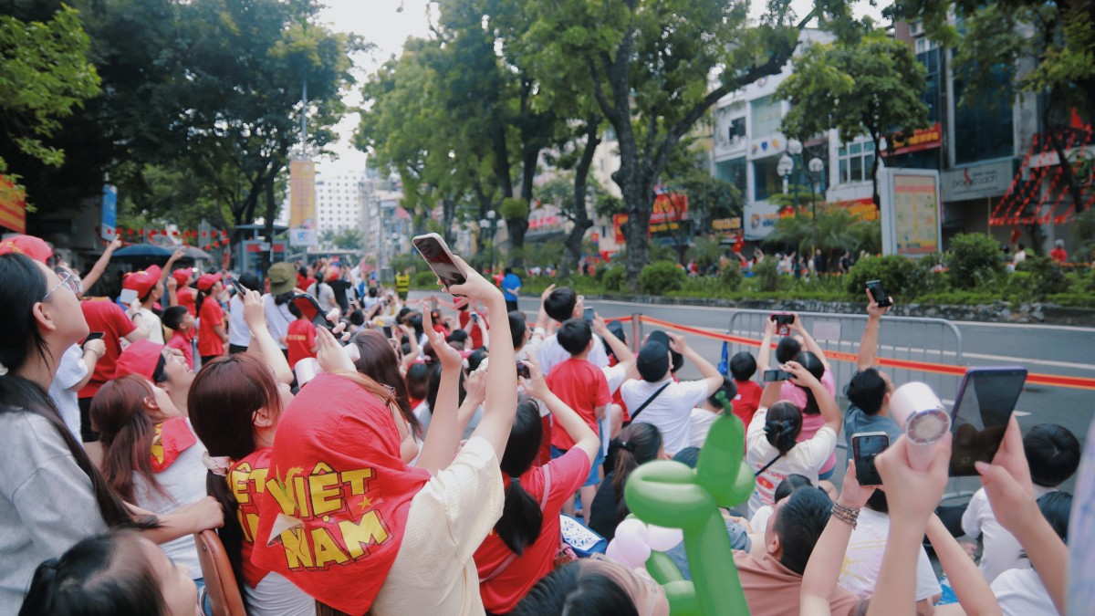 Người dân háo hức chờ xem Khối khí tài, xe bánh lốp ngày Tổng duyệt A80